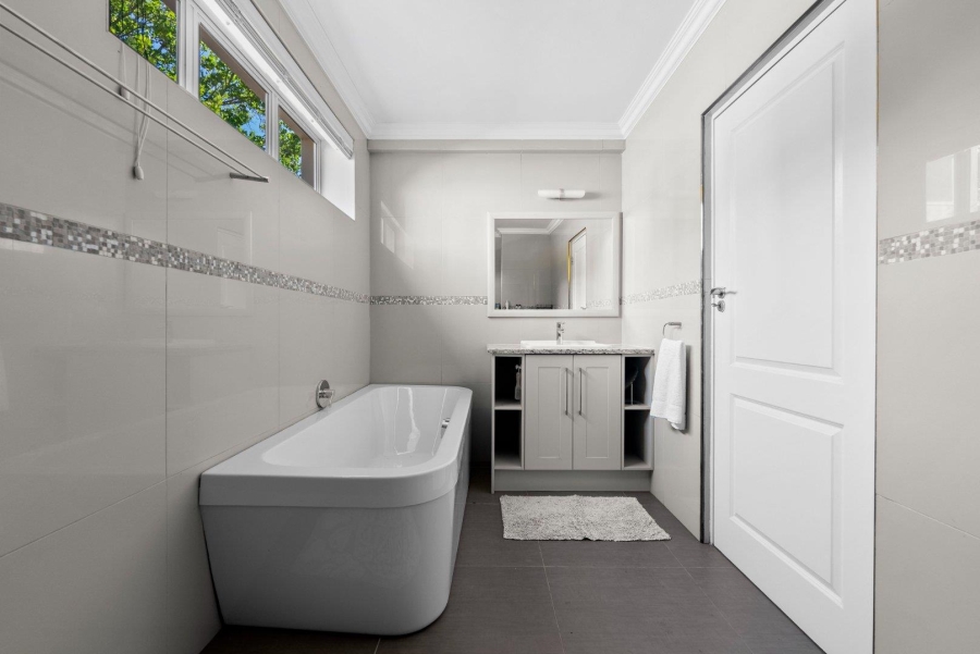 5 Bedroom Property for Sale in Stellenbosch Farms Western Cape